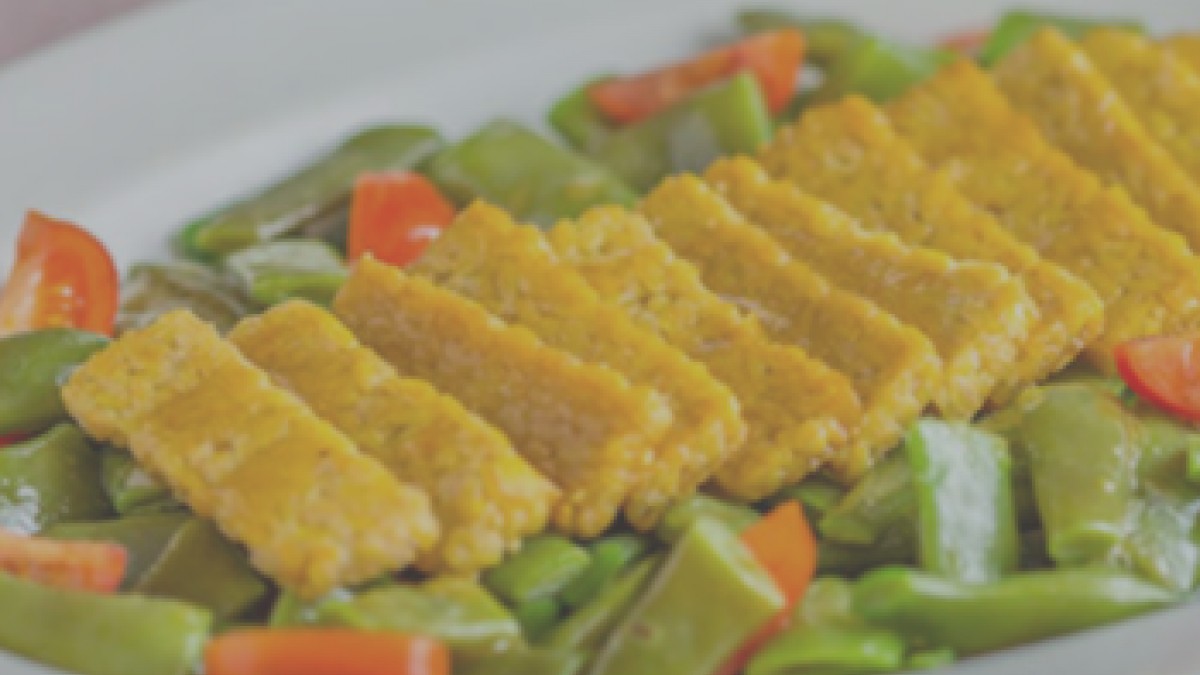 Chips de tempeh de pois gourmands à la vinaigrette de